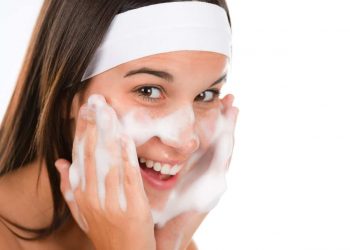 Mẹo rửa mặt đúng cách cho làn da trắng sạch mịn màng